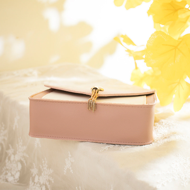 Bolso pequeño con cadena decorativa