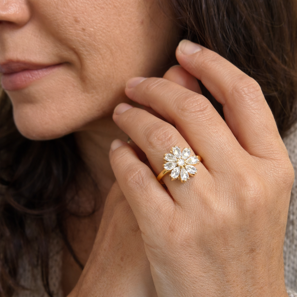 Anillo Giratorio Floral con Detalle Oro