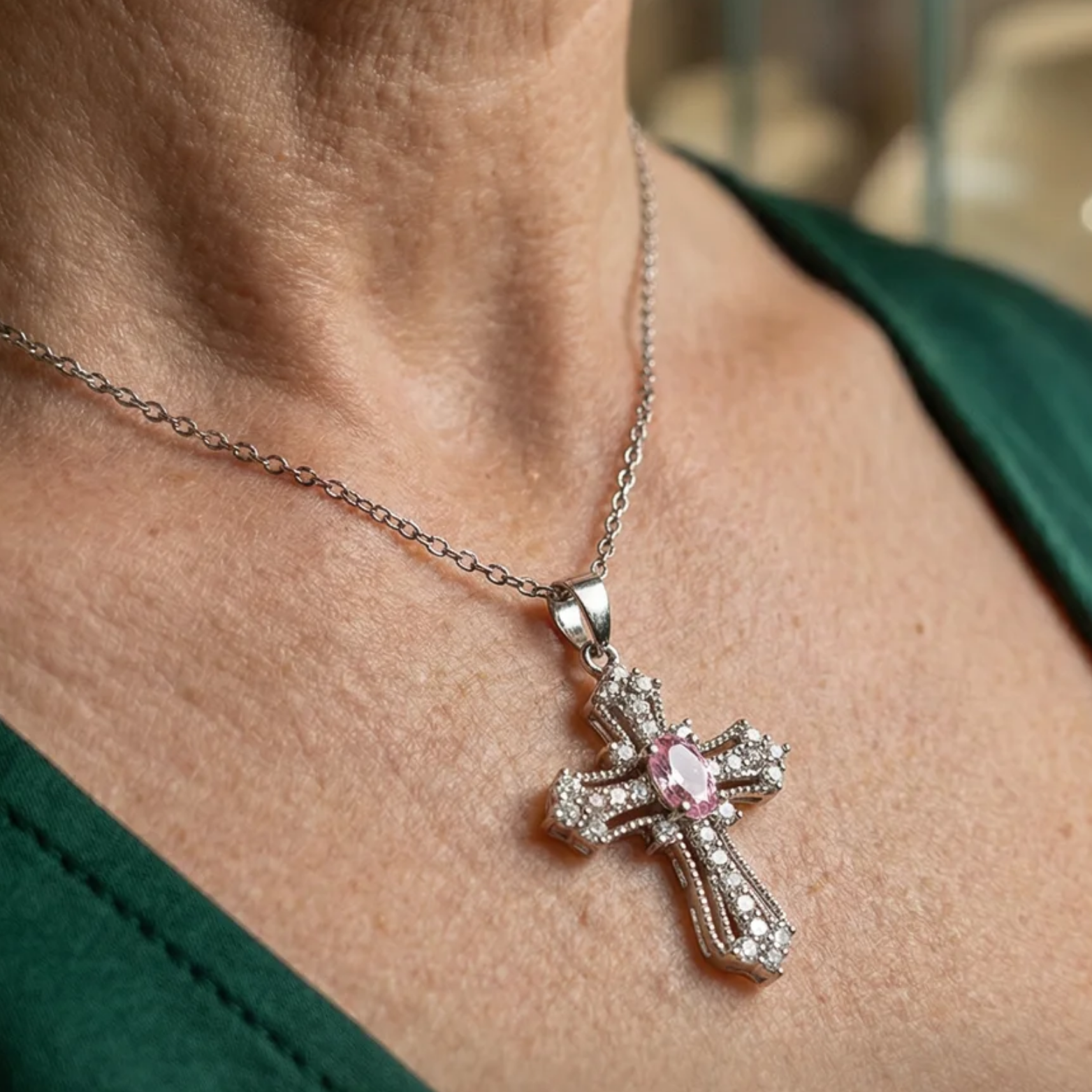 Collar Cruz Rosa Arcoíris