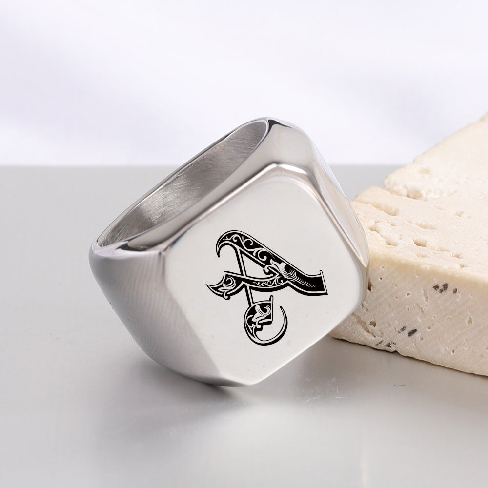 Anillo Clásico con Inicial Noble Oro Blanco