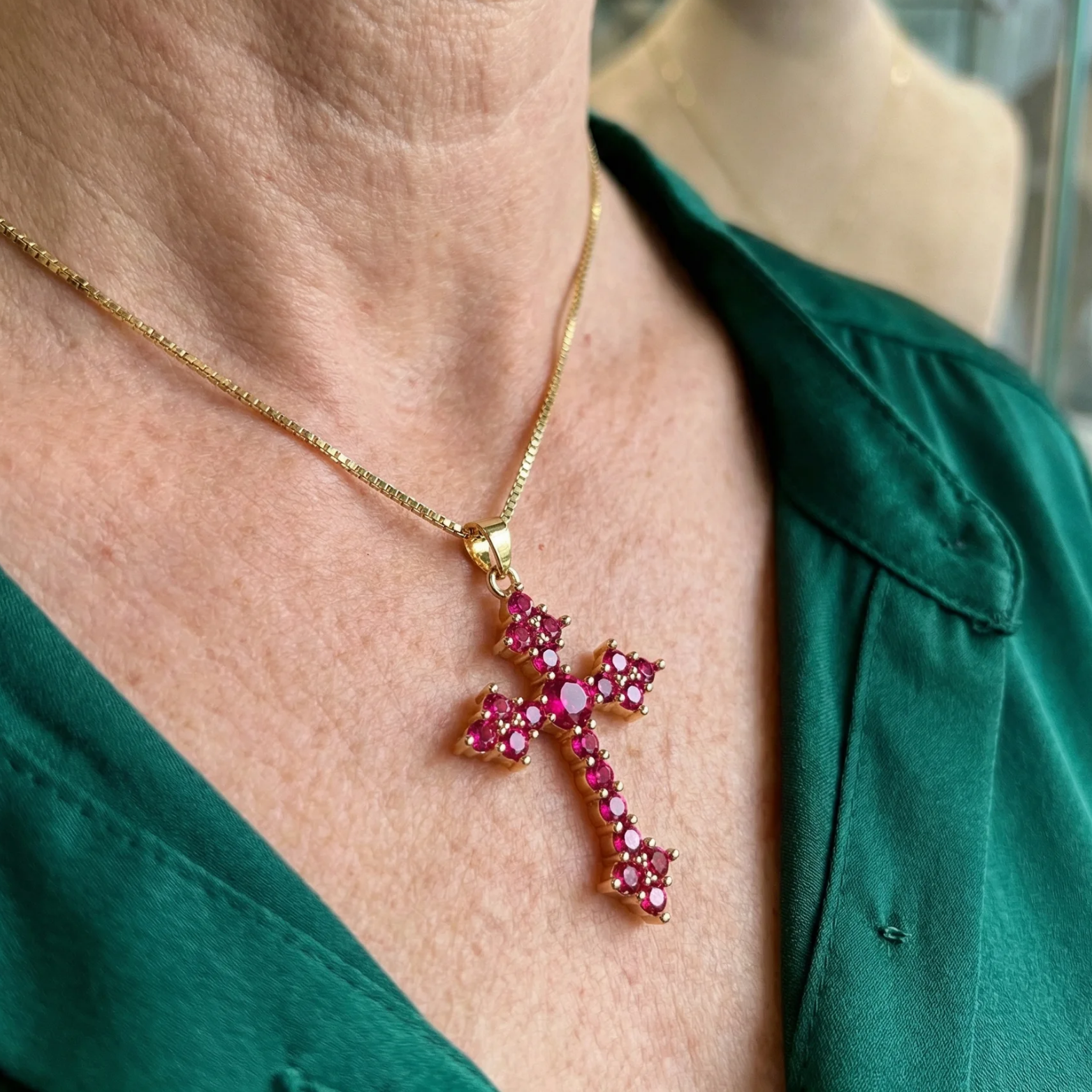 Collar Cruz Racimo Rosa