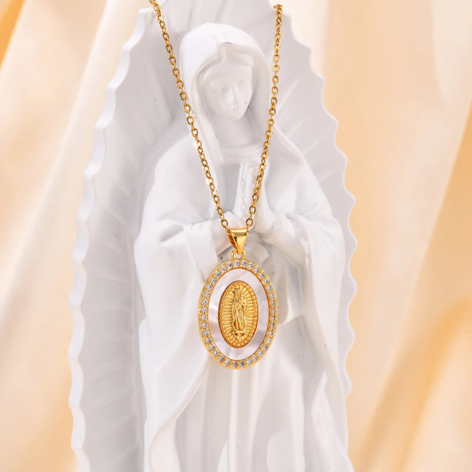 Collar Colgante Oval de la Virgen en Oro