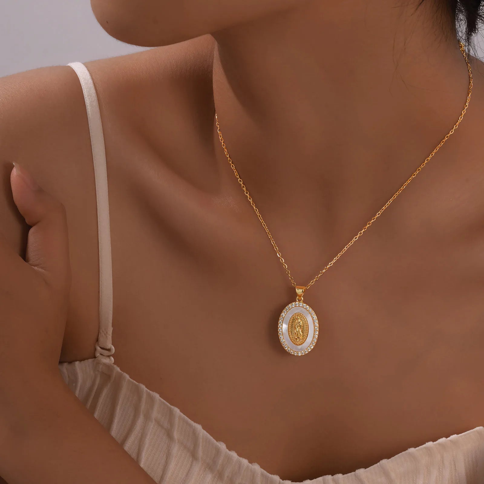 Collar Colgante Oval de la Virgen en Oro