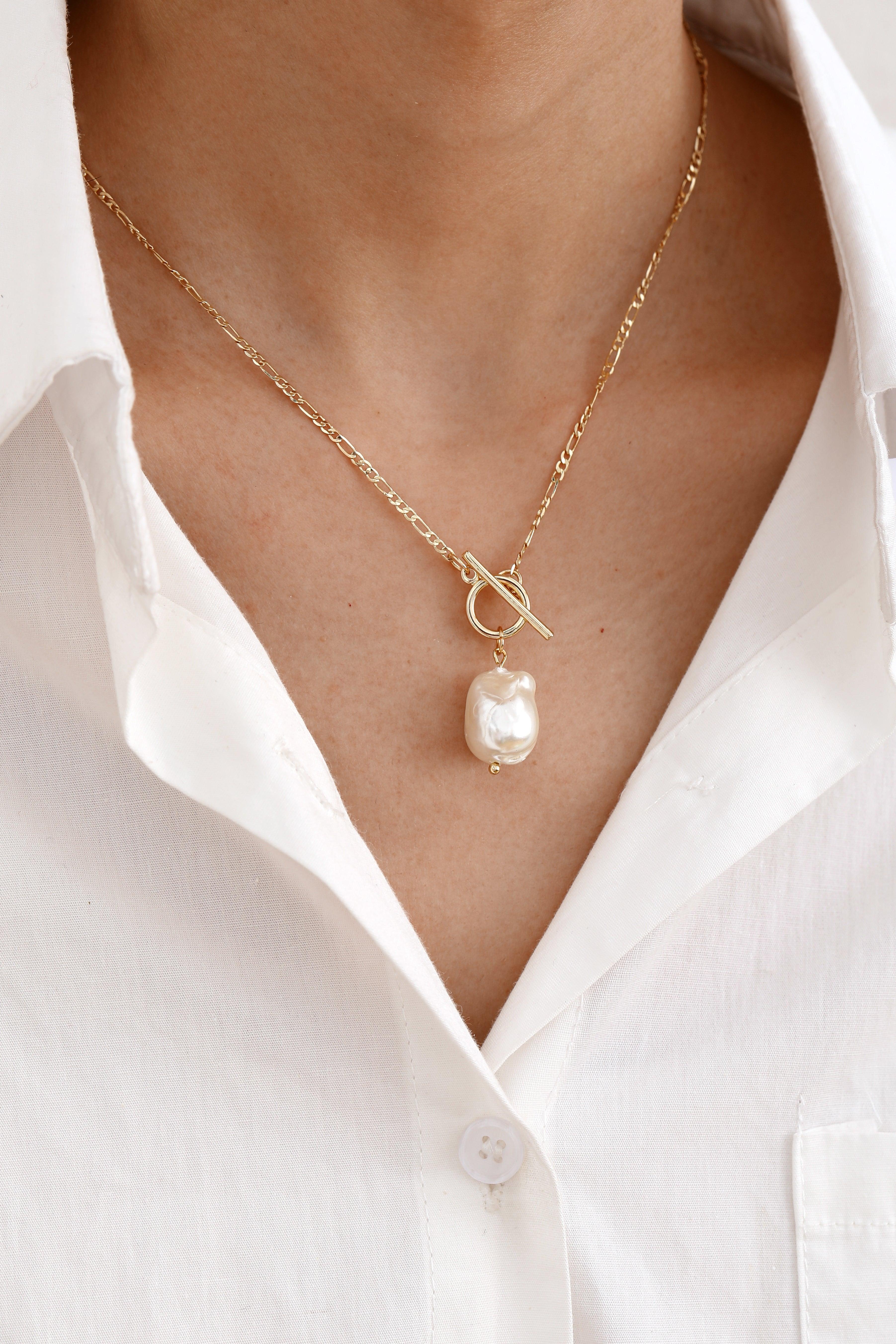 Collar Elegante con Perla Dorada