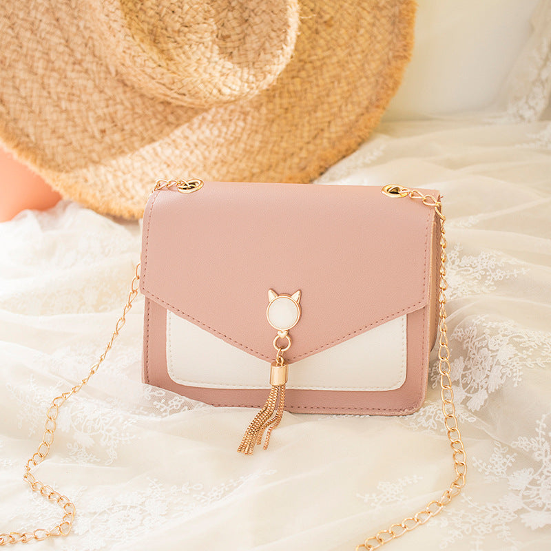 Bolso pequeño con cadena decorativa