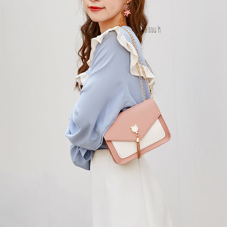 Bolso pequeño con cadena decorativa