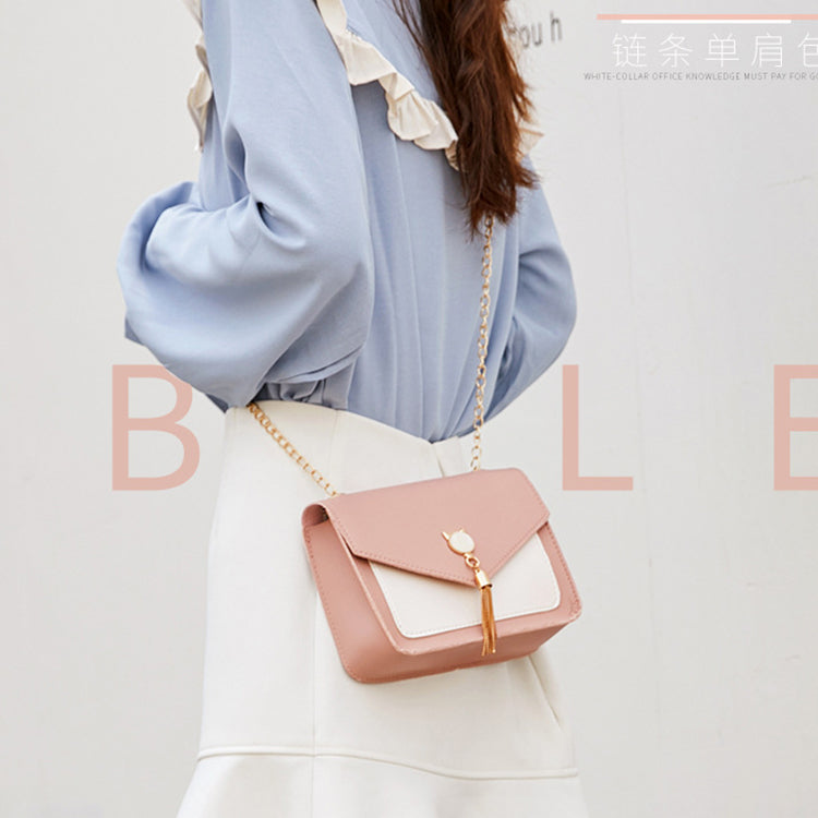 Bolso pequeño con cadena decorativa