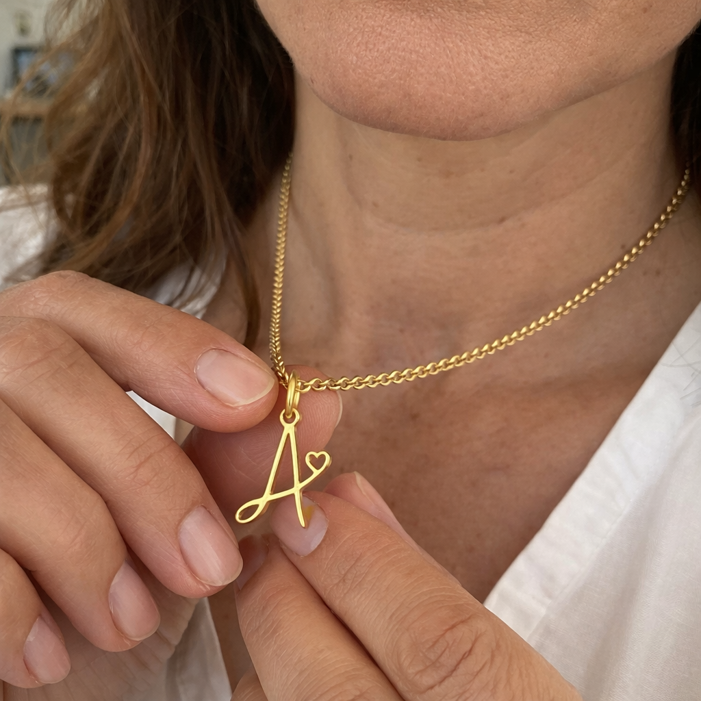 Collar Inicial en Corazón Oro