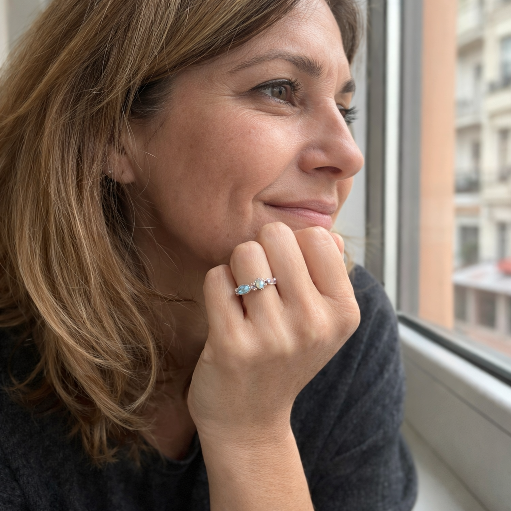 Anillo Ópalo Azul Elegante