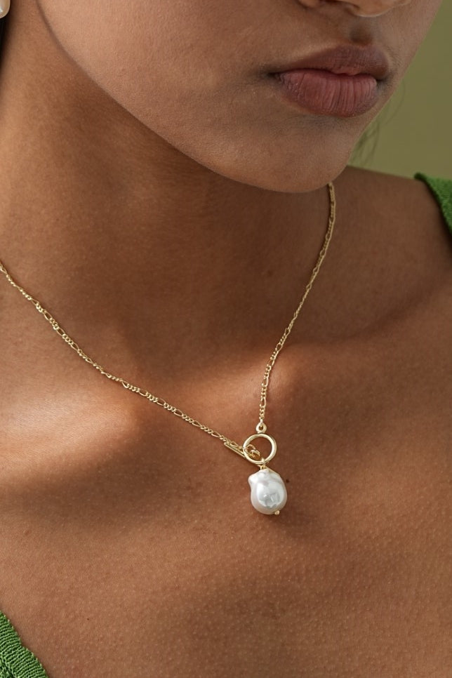 Collar Elegante con Perla Dorada