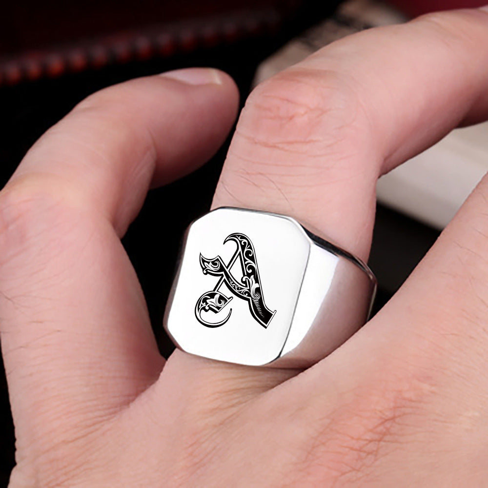 Anillo Clásico con Inicial Noble Oro Blanco