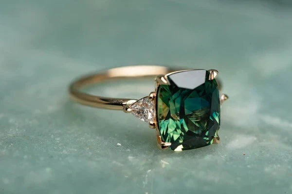 Anillo Oro con Piedra de Inspiración Vintage