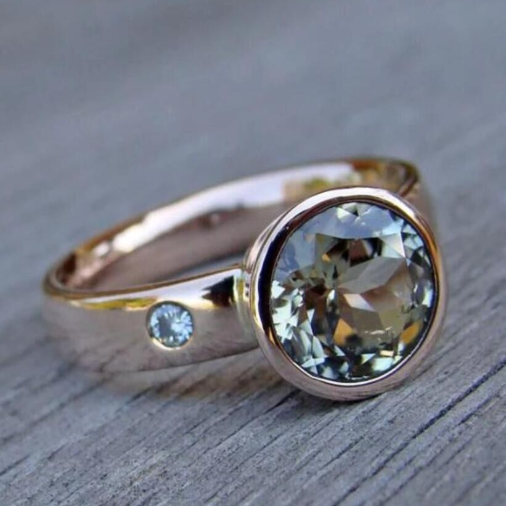Anillo Vintage Forjado con Circonia Fina