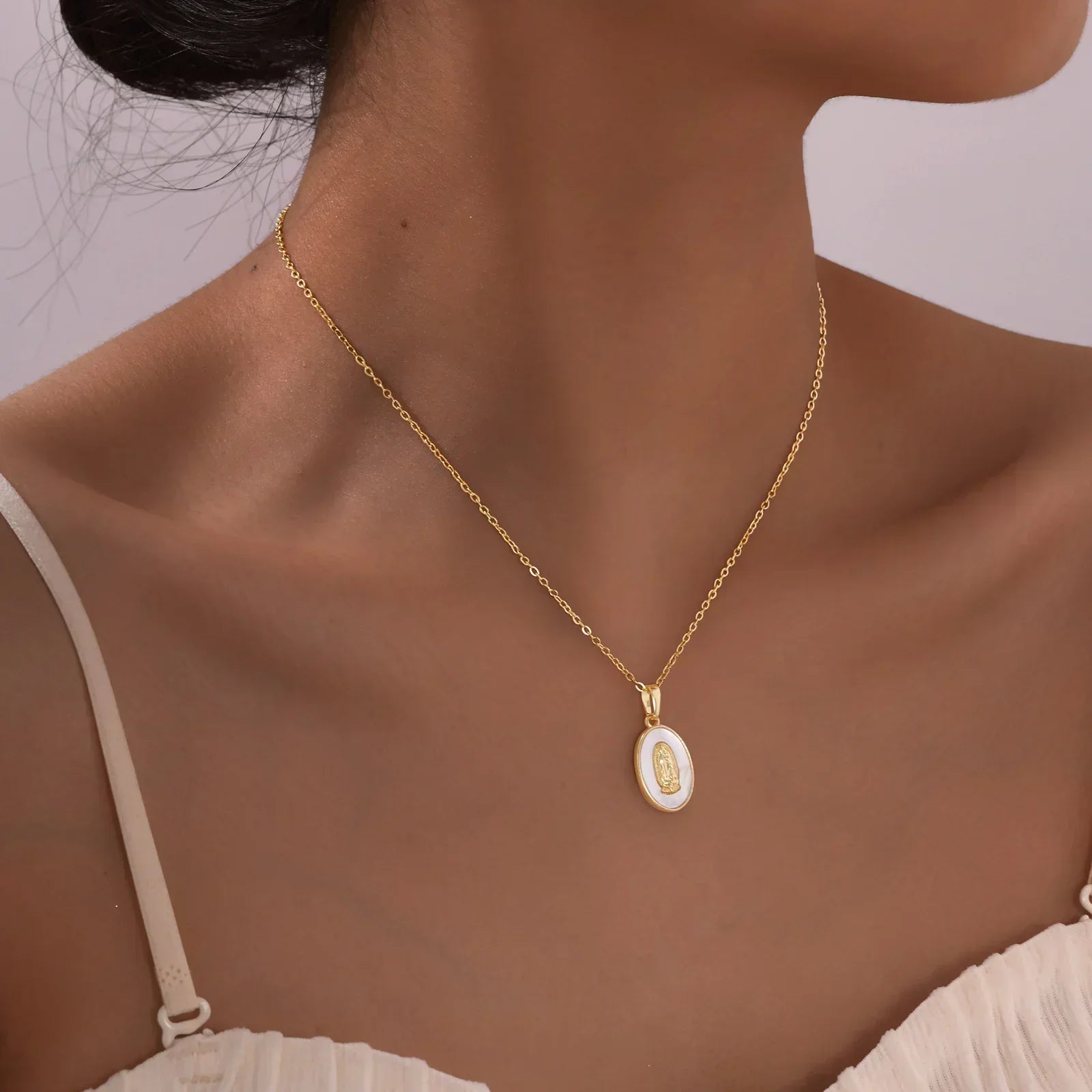 Collar Colgante Oval de la Virgen en Oro