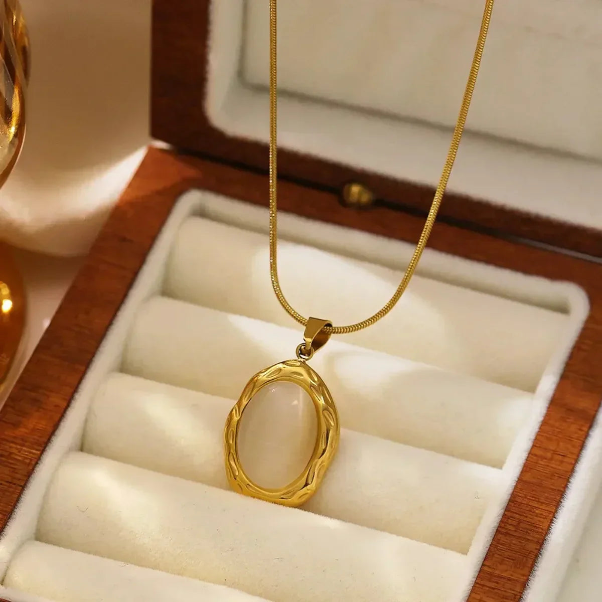 Collar Oro con Ópalo Ojo de Gato Oval