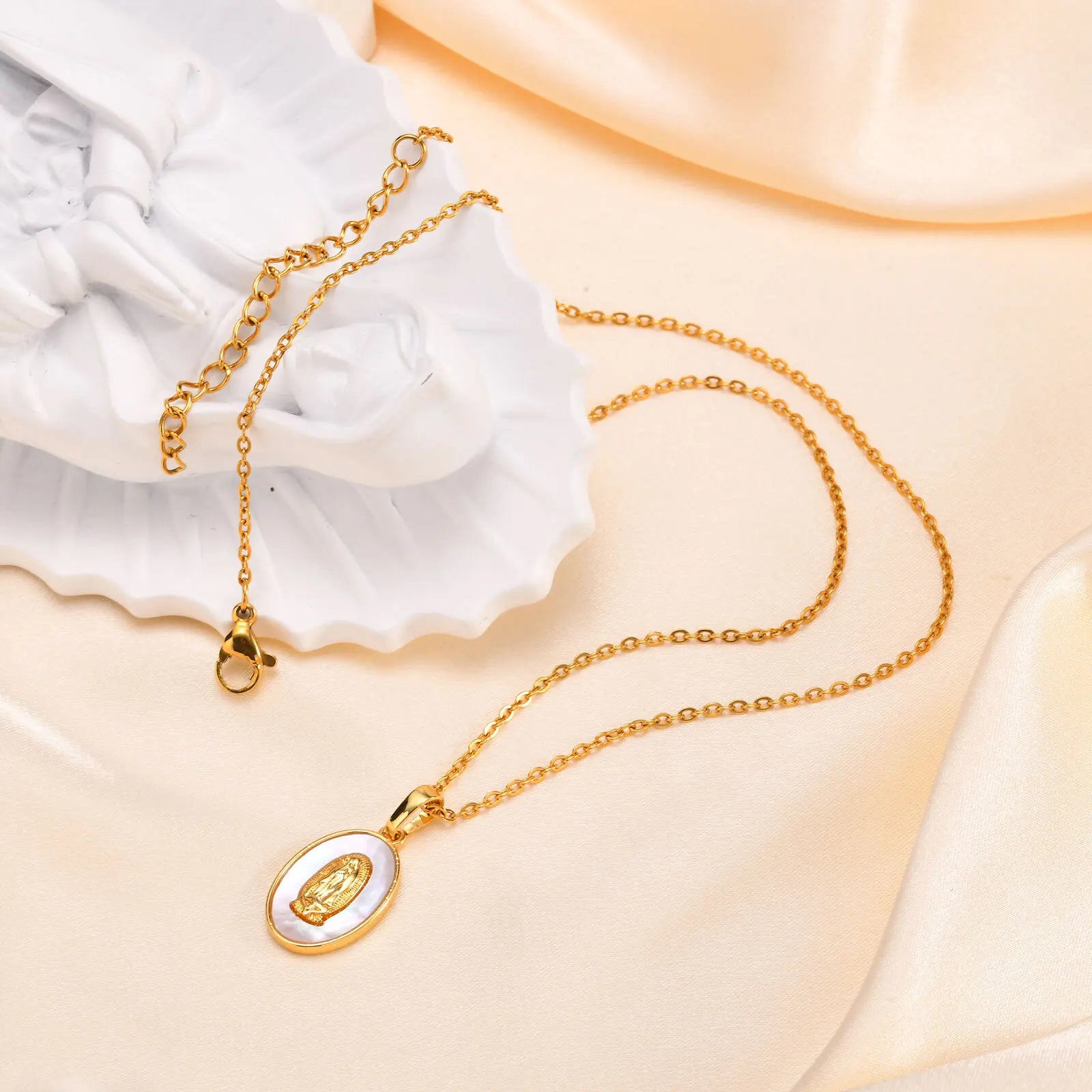 Collar Colgante Oval de la Virgen en Oro
