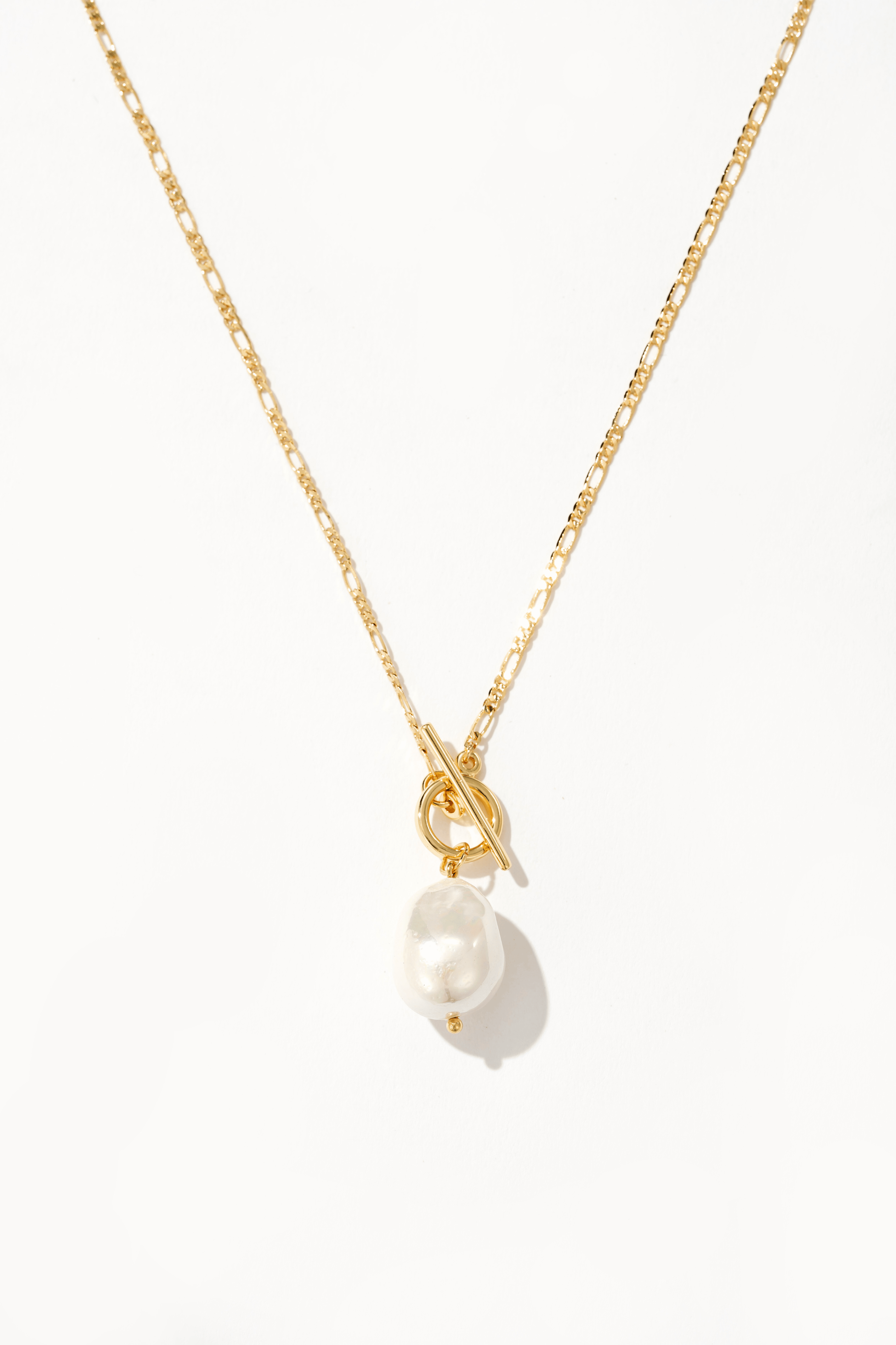 Collar Elegante con Perla Dorada