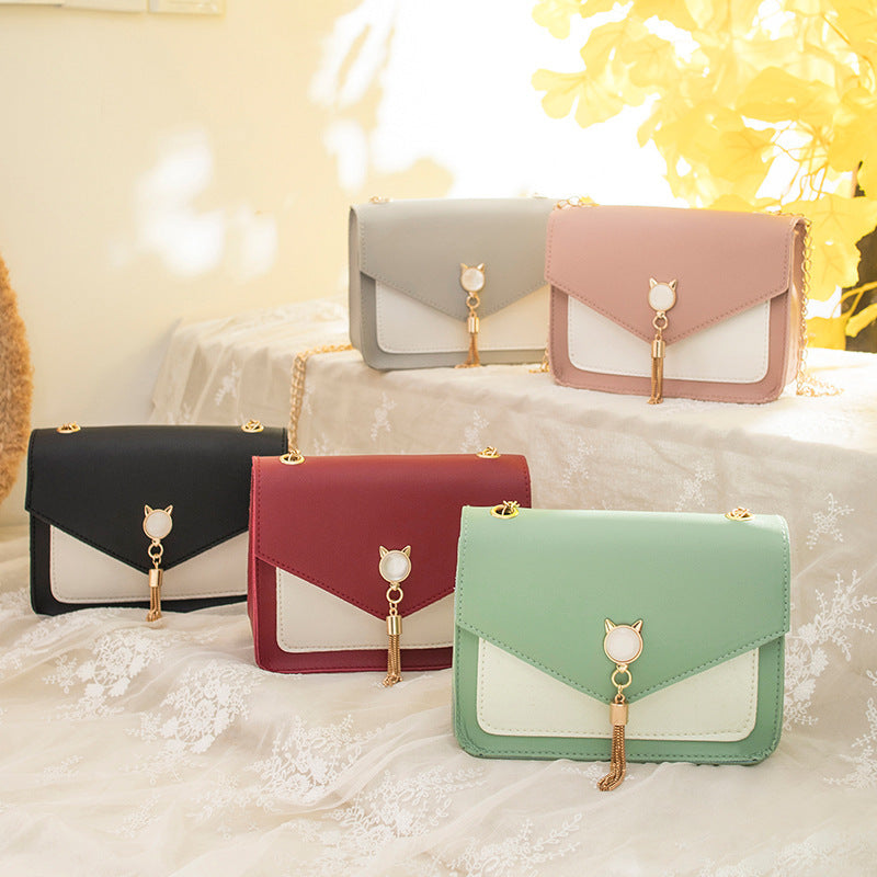 Bolso pequeño con cadena decorativa