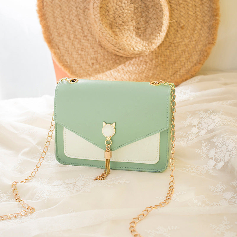 Bolso pequeño con cadena decorativa