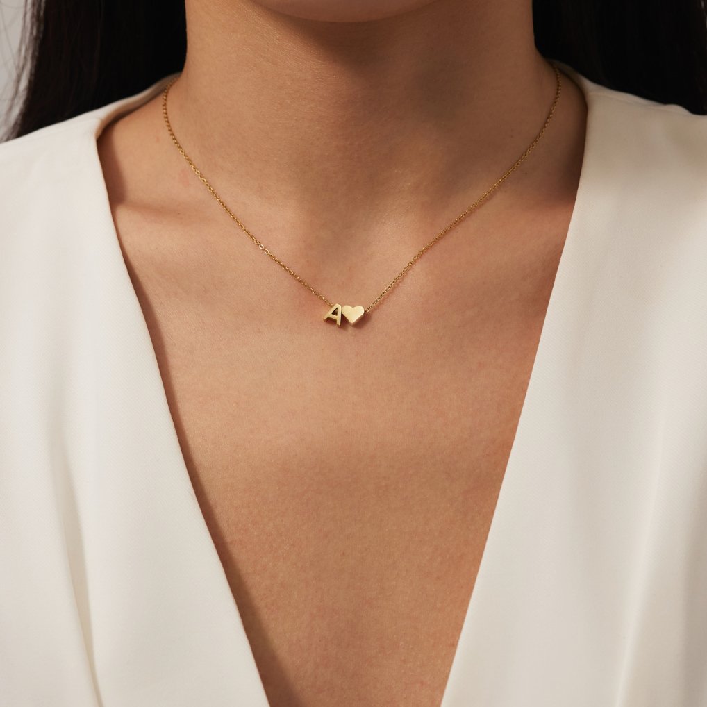 Collar Inicial Atemporal con Corazón