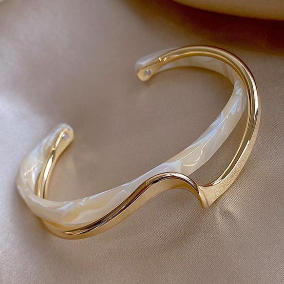 Pulsera Adriana Ópalo Blanca Chapada en Oro