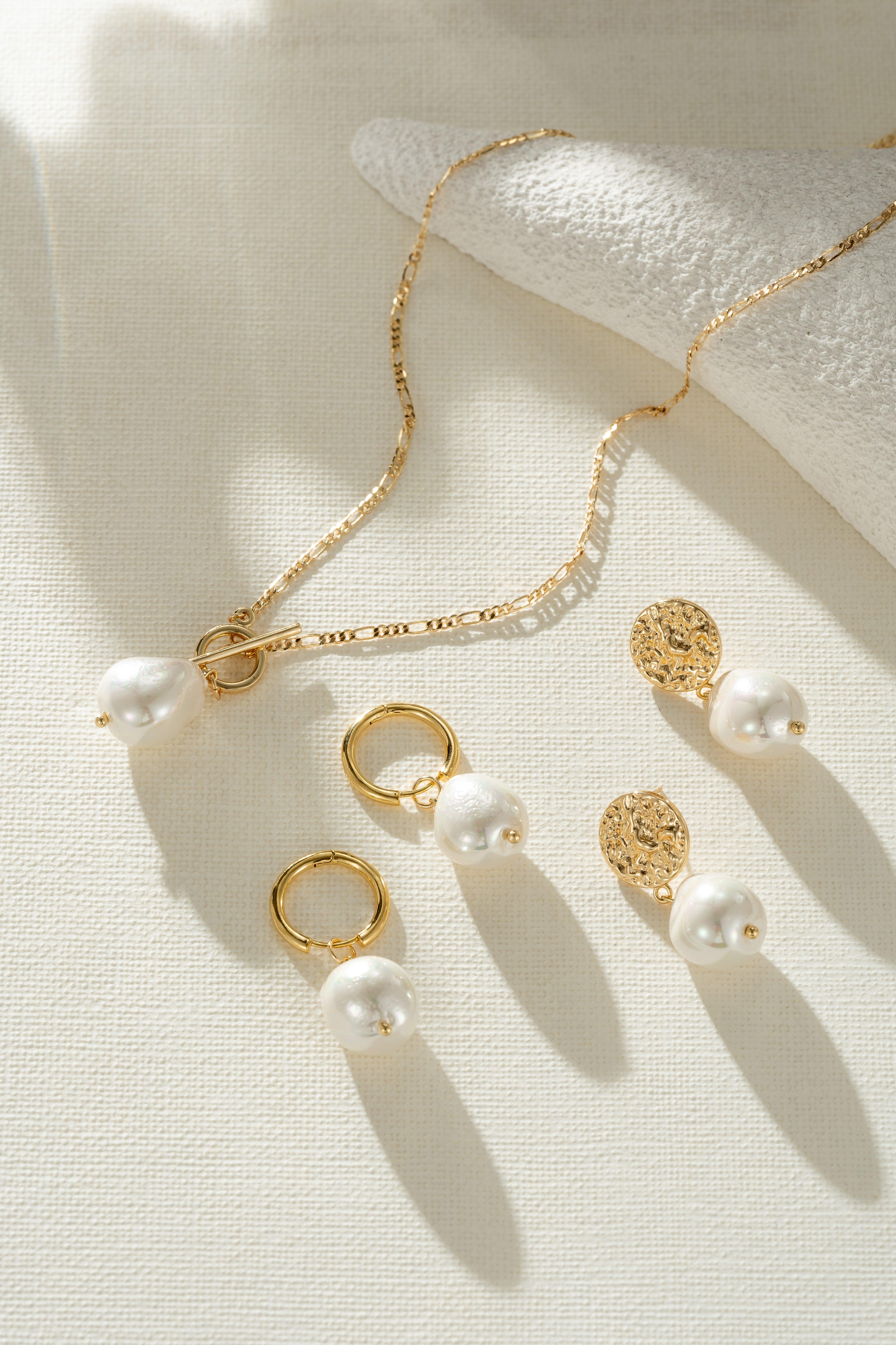Collar Elegante con Perla Dorada