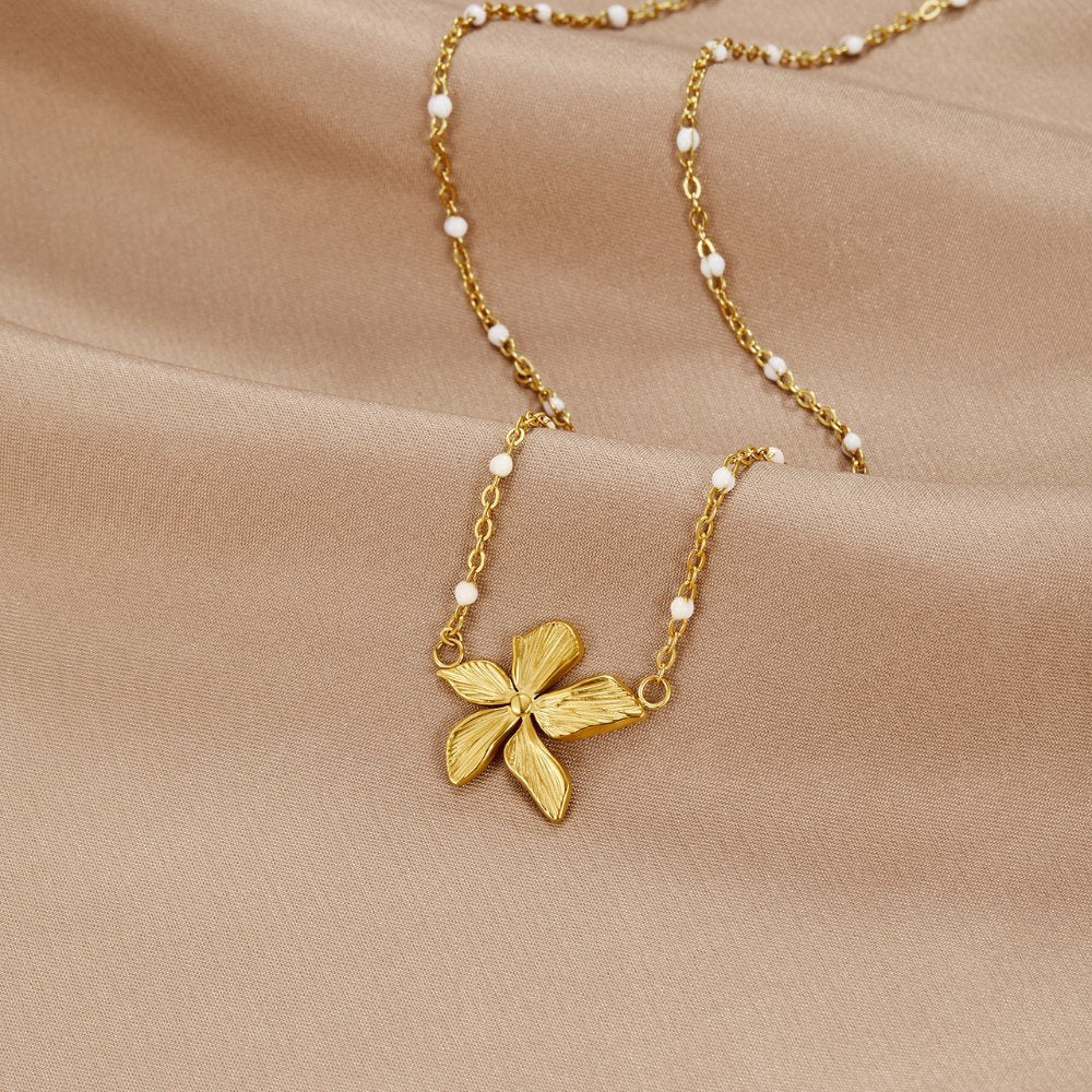 Collar Elegante con Flor en Oro