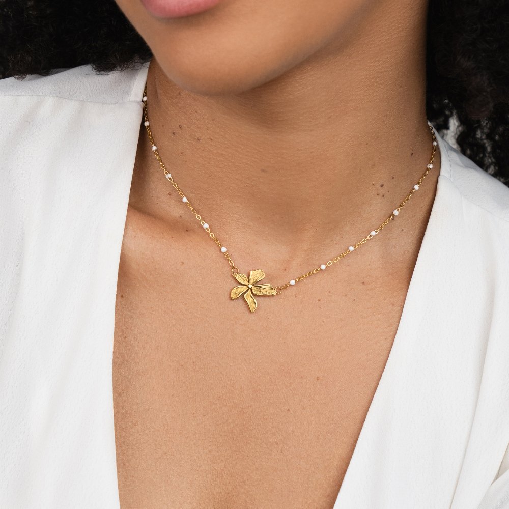 Collar Elegante con Flor en Oro