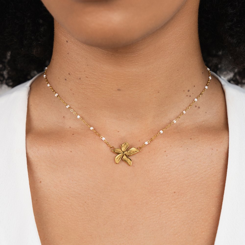 Collar Elegante con Flor en Oro