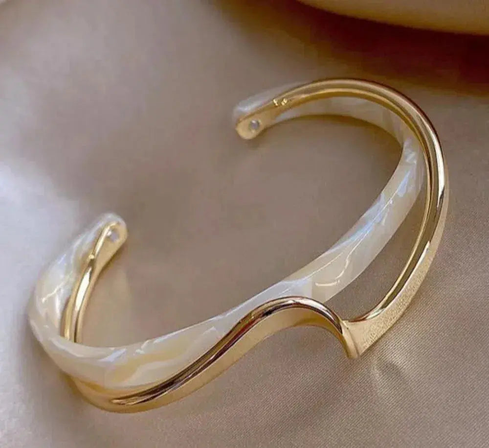 Pulsera Elegante Oro con Ópalo Blanca